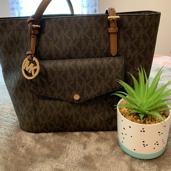 Michael Kors Handbags - MICHAEL KORS JET SET LOGO POCKET TOTE